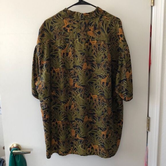 Gillio Short Sleeve Button Down size L gently used - Picture 2 of 4